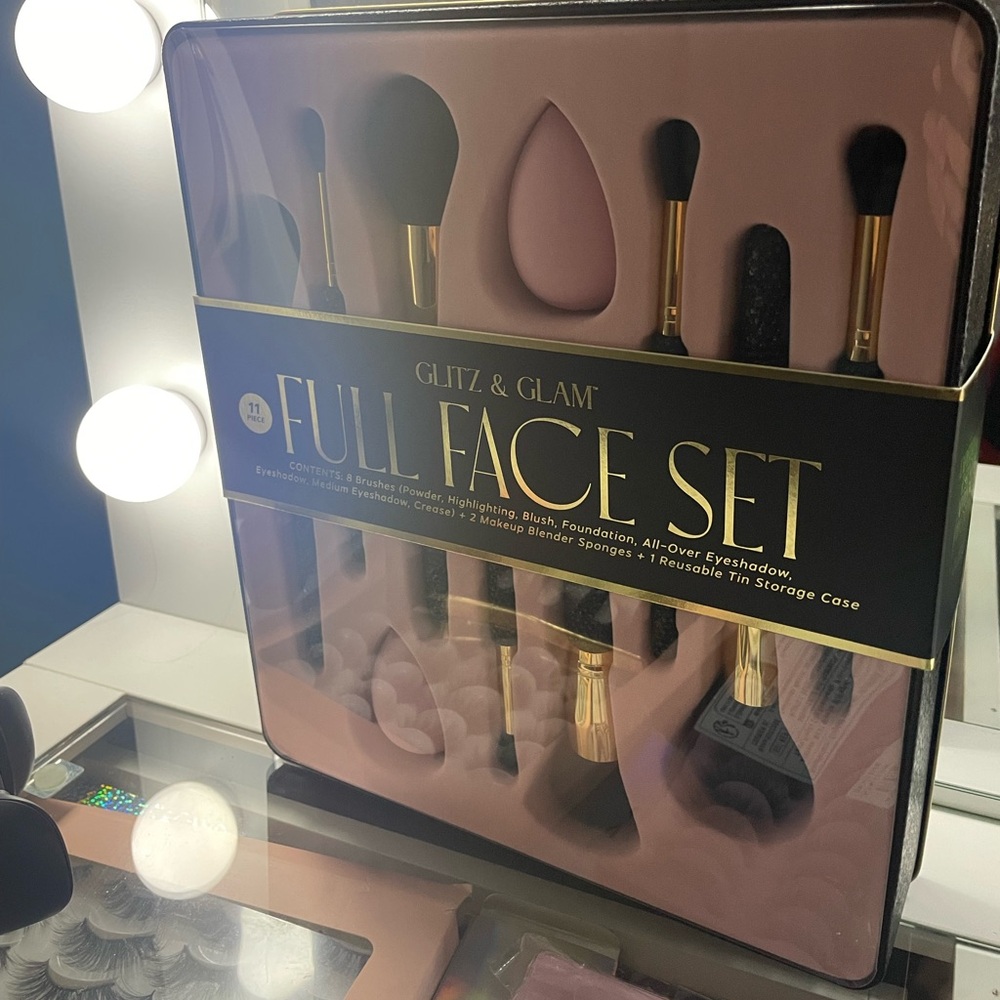 Glitz & Glam makeup brushes ๐ - Picture 3 of 3